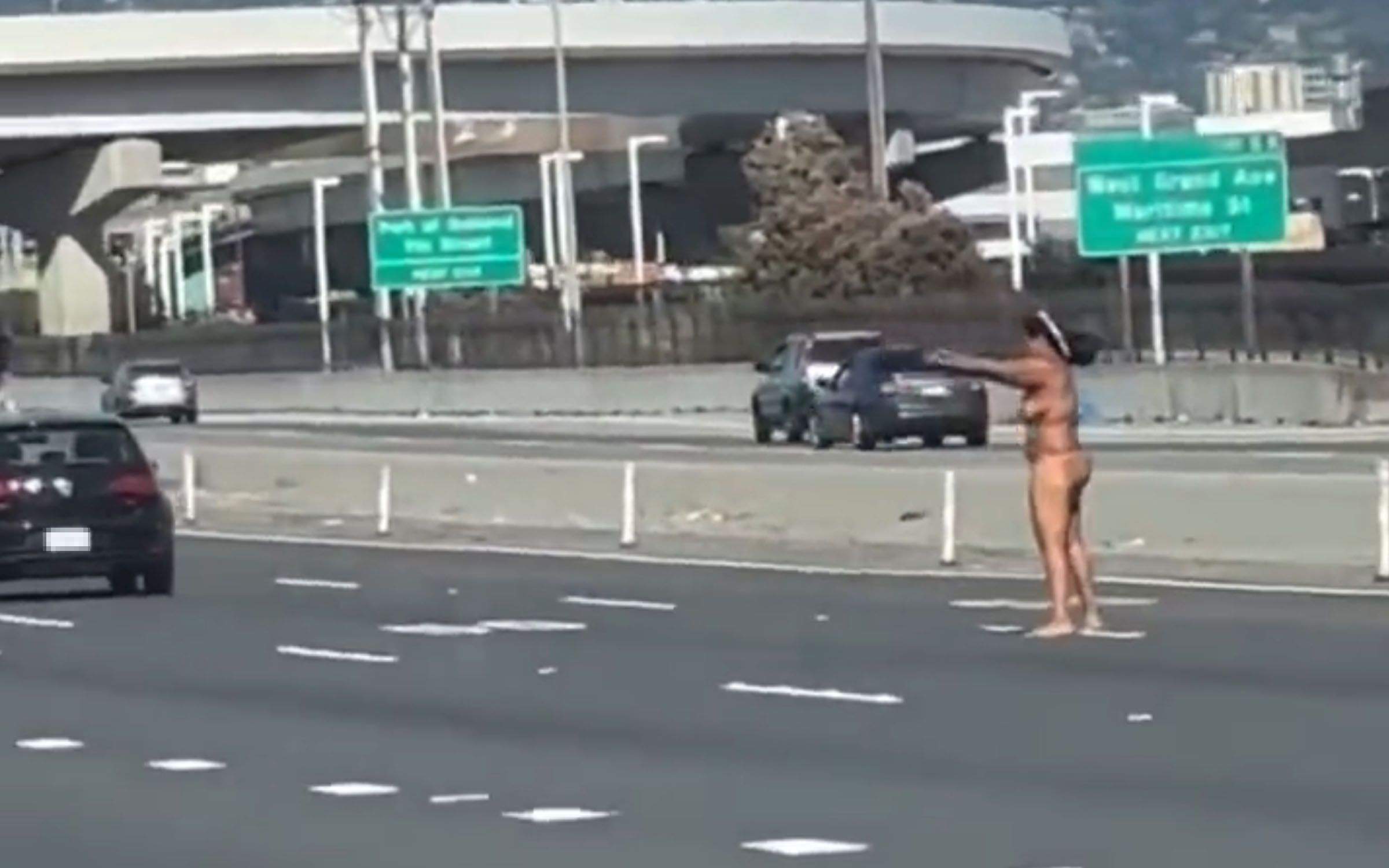 Mujer desnuda empuña cuchillo y dispara a autos varados
