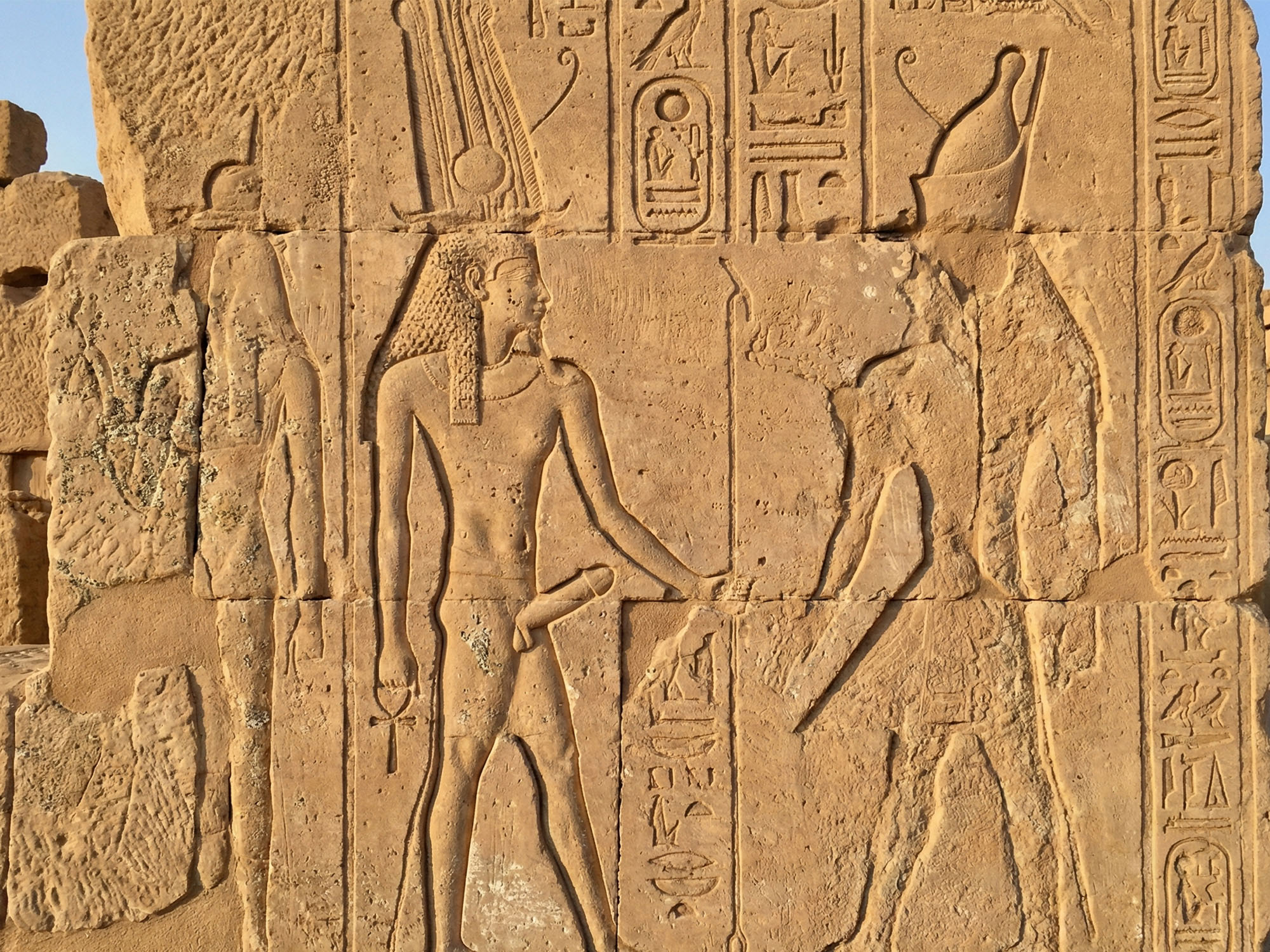 Erodierte ägyptische phallische Steinreliefs.