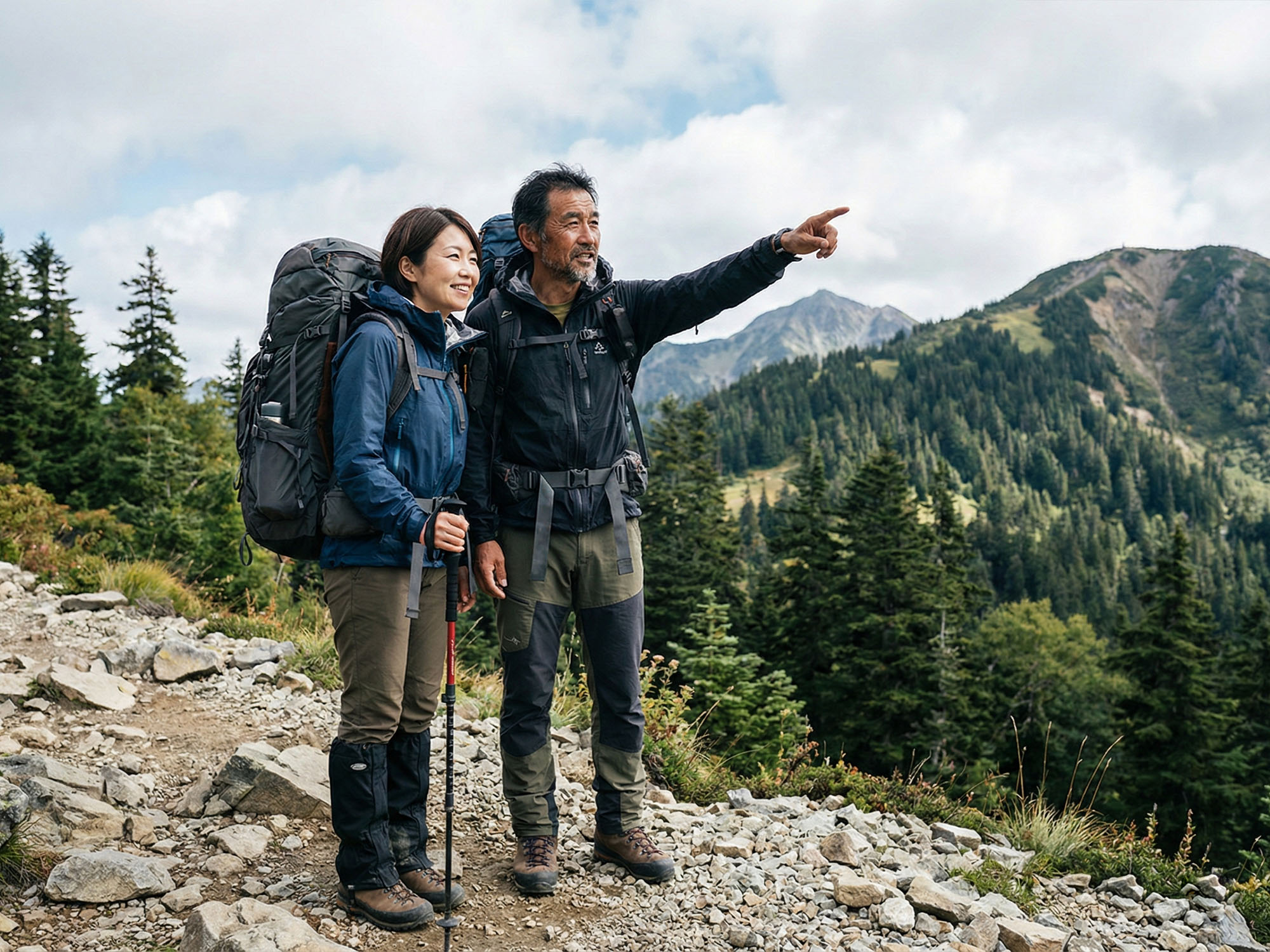 屋外でハイキングをする男女