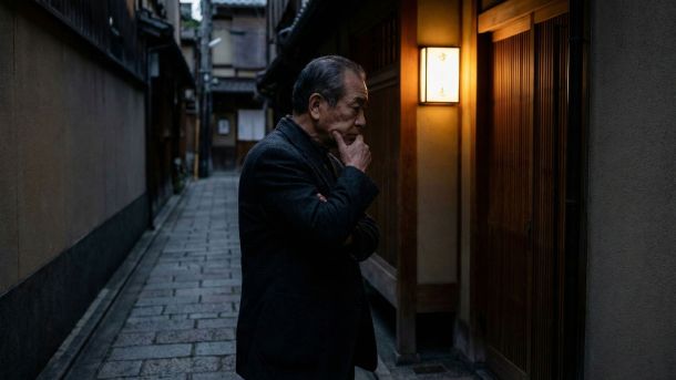 拒絶の後に自信を取り戻すため、肉体トレーニングに集中する男性。