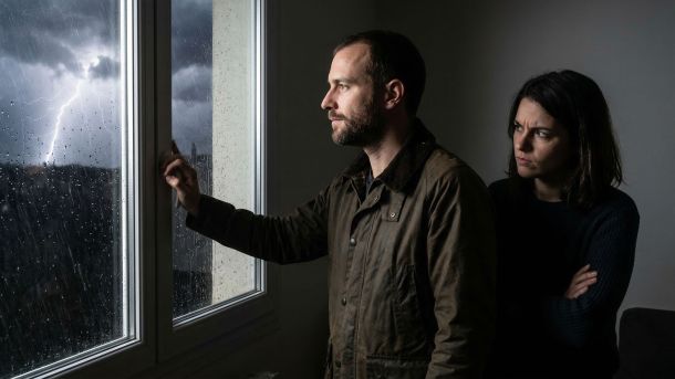 Un homme stoïque gardant son sang-froid lors d'une conversation difficile.