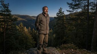 Mann übt ruhige Konzentration im Freien zur Stressbewältigung und mentalen Klarheit