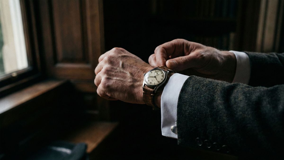 集中して準備をする男性。性教育と理解の習得を象徴しています。