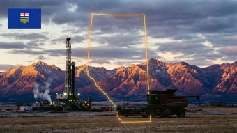 Un atardecer sobre las Montañas Rocosas de Alberta y un paisaje industrial que representa el futuro soberano de la provincia.