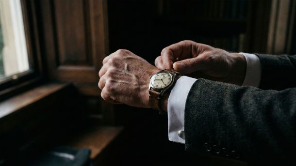 Un hombre preparándose con enfoque, simbolizando la maestría en la educación y comprensión sexual.
