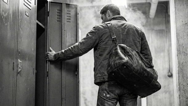 Un homme faisant preuve de force et de sang-froid, représentant la confiance masculine.