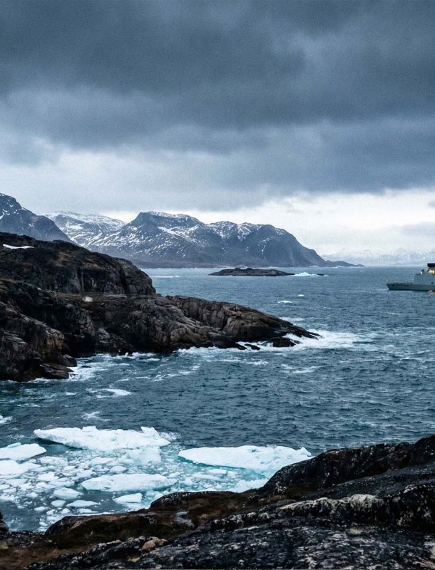 Un paisaje ártico agreste que representa los intereses estratégicos de la defensa norteamericana.