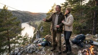 Un homme et une femme profitant d’une aventure en plein air, symbolisant une relation compatible et traditionnelle