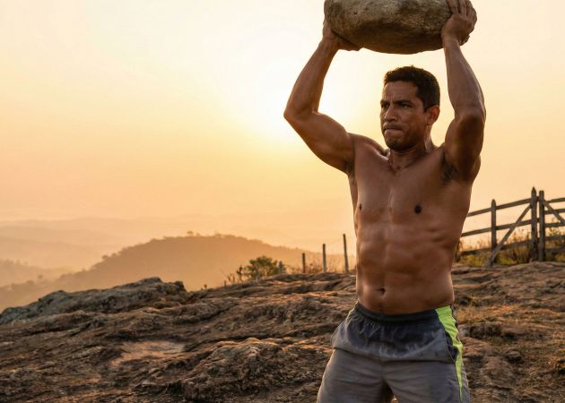 Hombre realizando entrenamiento al aire libre representando la salud y vitalidad masculina