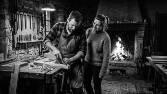 Ein starker, selbstbewusster Mann, der Führung und Hingabe in einer langfristigen Beziehung symbolisiert.