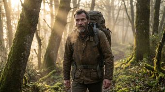 Un homme en forme faisant de la randonnée en plein air, représentant la santé masculine robuste et la performance physique optimale.