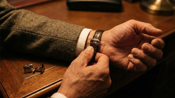 Un hombre preparándose con enfoque y atención al detalle, simbolizando la competencia masculina.
