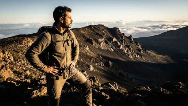 Um homem forte e focado observando o horizonte, representando o futuro do desempenho e da liderança masculina.