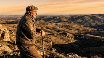 Un homme fort contemplant une chaîne de montagnes, symbolisant la virilité masculine traditionnelle et le rôle de pourvoyeur.