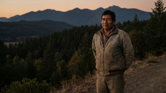 Hombre practicando calma y enfoque al aire libre para manejar el estrés y la claridad mental