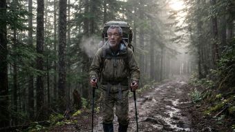 屋外でハイキングする健康的な男性が、力強い男性の健康と最高の身体パフォーマンスを象徴している。