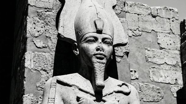 Talla en piedra de una deidad antigua que representa la fuerza y la potencia masculina.