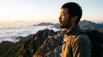 男性的パフォーマンスとリーダーシップの未来を象徴する、地平線を見つめる強く集中した男性。