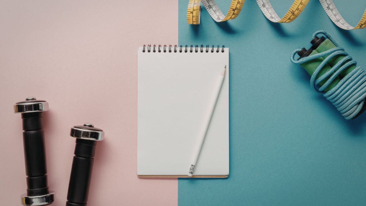 Flachlage von Messwerkzeugen und Handy-Stativ für das Fortschritt-Tracking von Männern