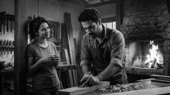 Um homem forte e confiante representando liderança e devoção em um relacionamento de longo prazo.