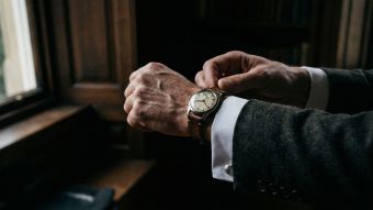 Un homme se préparant avec concentration, symbolisant la maîtrise de l'éducation sexuelle et de la compréhension.