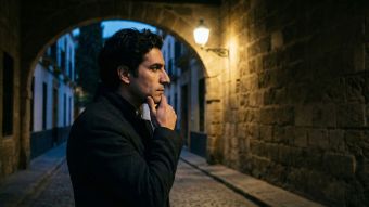 Um homem focado no treino físico para reconstruir a confiança após a rejeição.