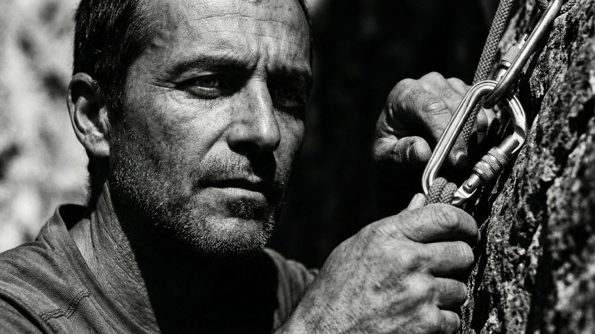 Um homem focado representando equilíbrio mental e prontidão para o desempenho.