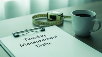 Montaje científico simulado con portapapeles etiquetado como “Datos de medición del martes”, cinta métrica y calendario con el martes rodeado.