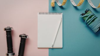 Disposición de herramientas de medición y trípode para seguimiento del progreso masculino