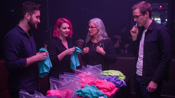 Hommes et femmes lors d'une soirée de phéromones sentant des T-shirts et se rencontrant grâce à un jumelage basé sur l'odeur.
